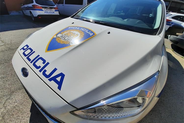 Slika /2020/Policijski auto, logo, rotirka/20200521_093510.jpg